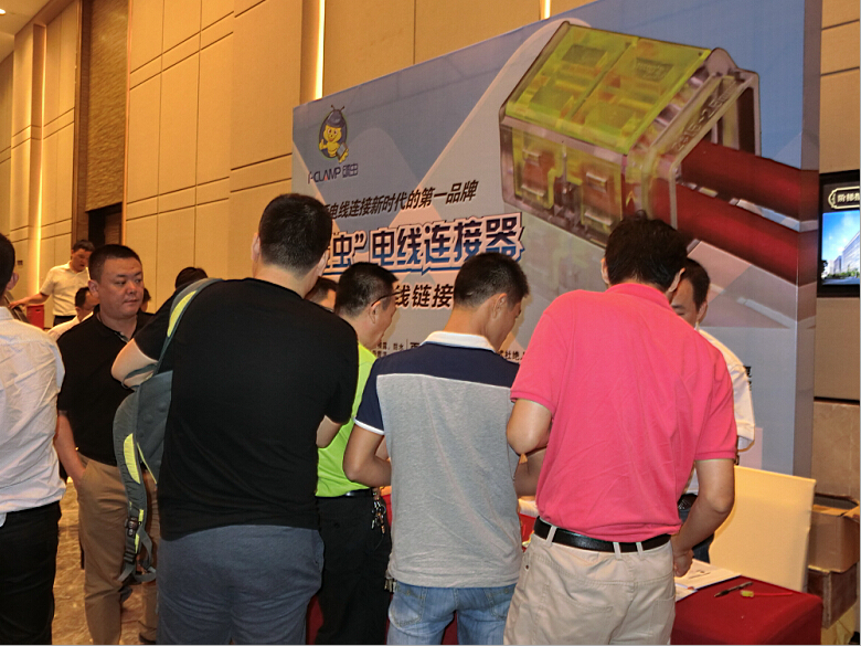 纜蟲參加深圳市裝飾行業(yè)專家受聘大會(huì)