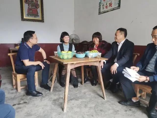 方小艷女士給謝正坤家送手術(shù)費