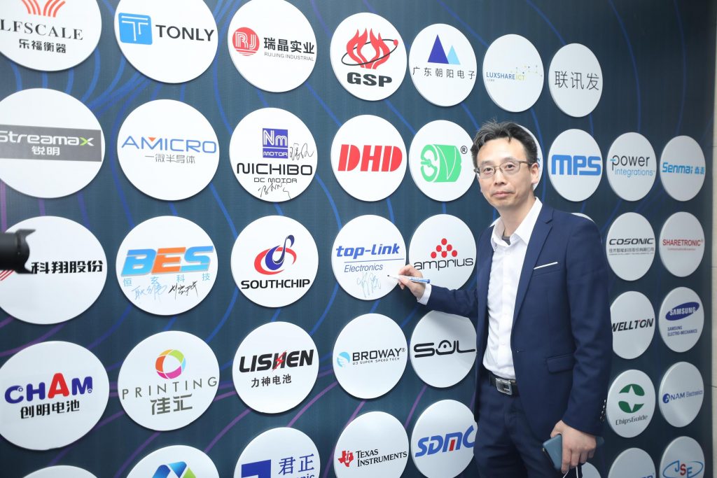 肖總活動(dòng)現(xiàn)場(chǎng)簽到留影