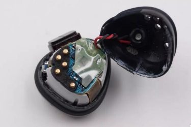 TWS耳機上的實心Pin