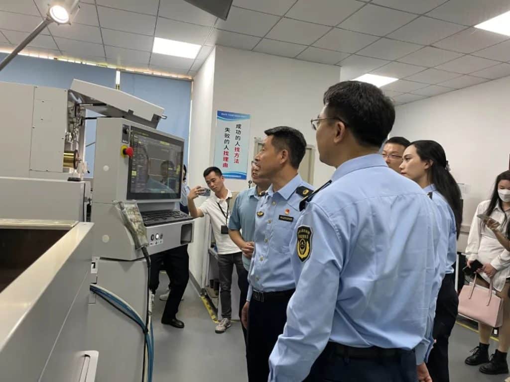 吳副局長(zhǎng)參觀拓普聯(lián)科建設(shè)智能工廠和數(shù)字化車間